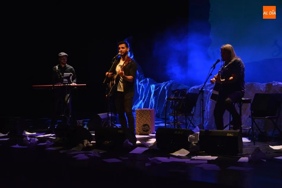 Foto 7 - Fran Perea encandila al p&uacute;blico salmantino con su nuevo disco &lsquo;Viaja la Palabra&rsquo;