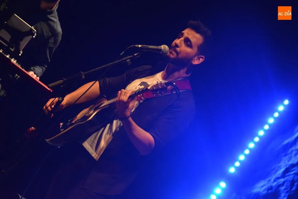 Foto 6 - Fran Perea encandila al p&uacute;blico salmantino con su nuevo disco &lsquo;Viaja la Palabra&rsquo;