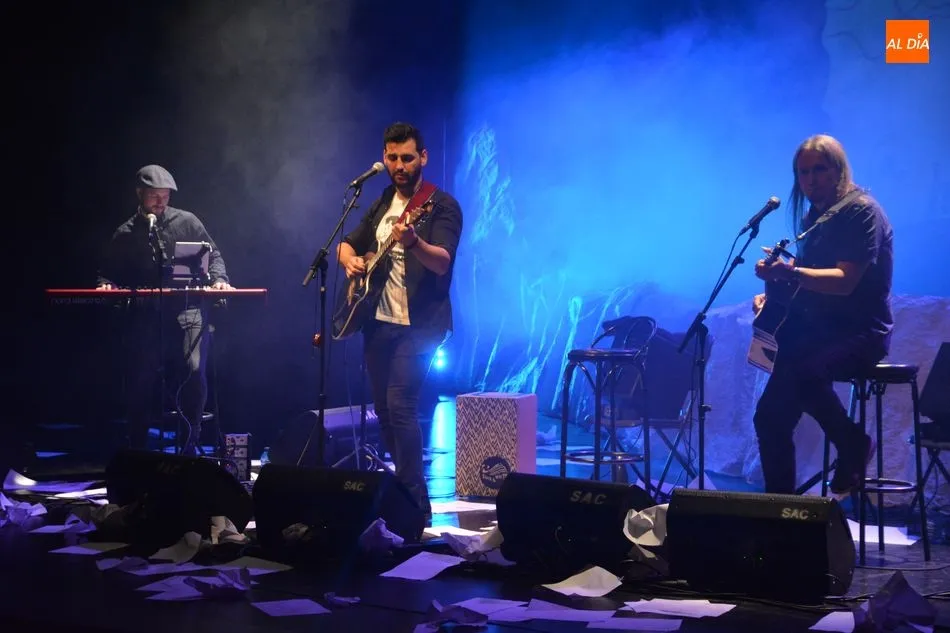 Foto 5 - Fran Perea encandila al p&uacute;blico salmantino con su nuevo disco &lsquo;Viaja la Palabra&rsquo;