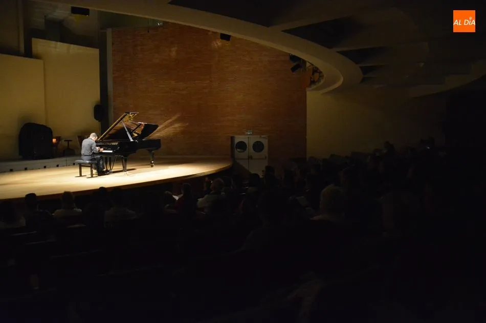 Foto 3 - Pablo L&oacute;pez Callejo abre la propuesta cultural &lsquo;El concierto de los viernes&rsquo;