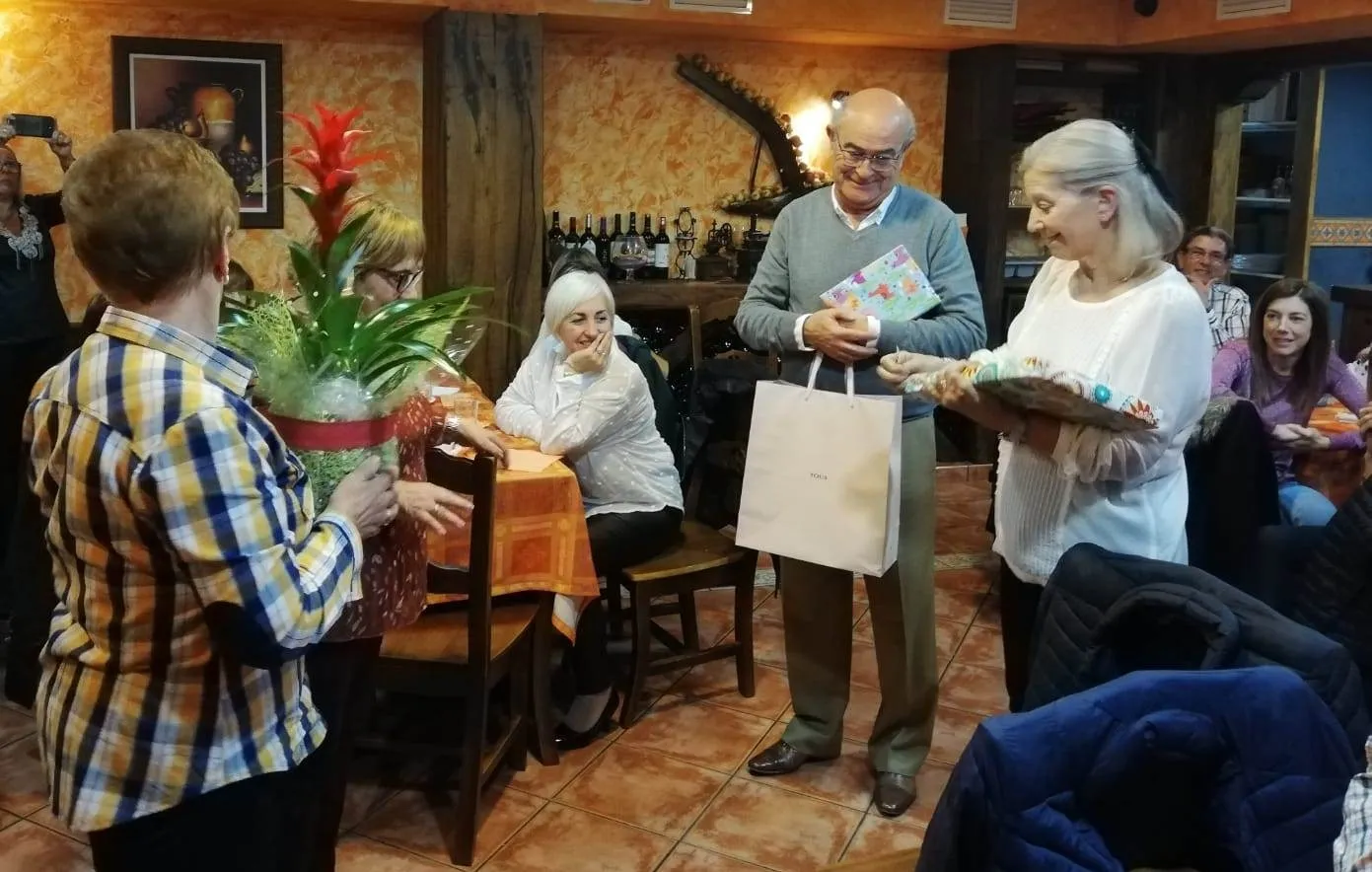 Foto 3 - Dali celebra su jubilaci&oacute;n con sus compa&ntilde;eros del Hospital de la Pasi&oacute;n  