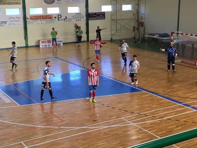 Acción del encuentro entre el Atlético Bembibre y el Salamanca FS / CD Salamanca FS