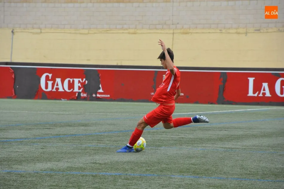 Un jugador del División de Honor Juvenil del Santa Marta realiza un pase / Archivo