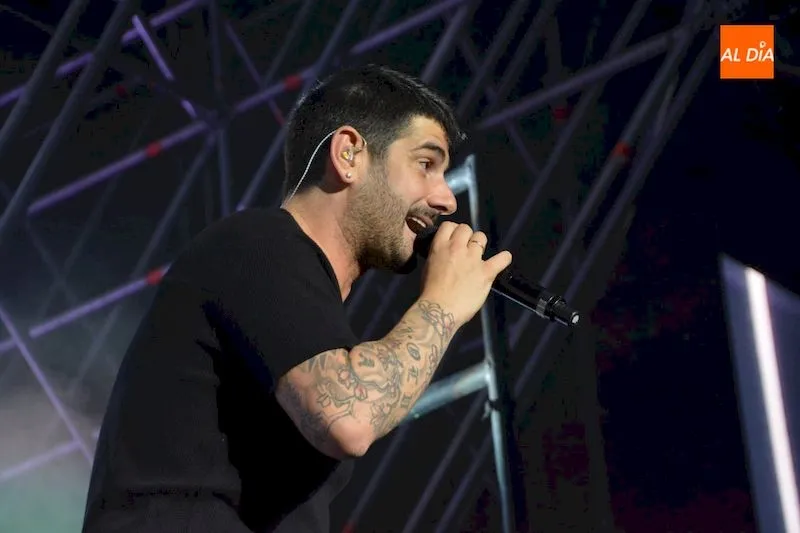 Melendi durante su actuación en Salamanca / Lydia González