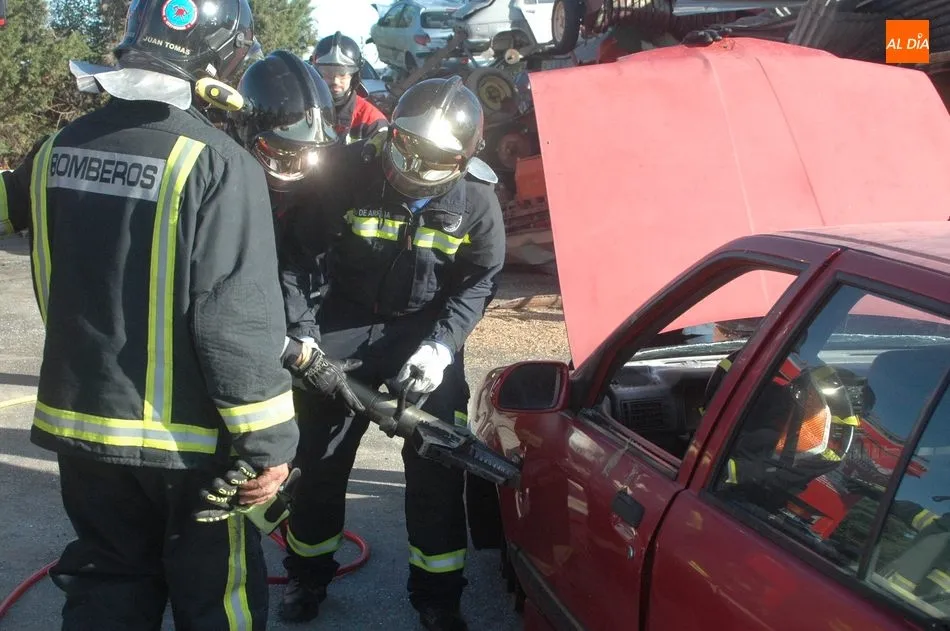 Foto 11 - Los bomberos de Vitigudino realizan pr&aacute;cticas de rescate en veh&iacute;culos  