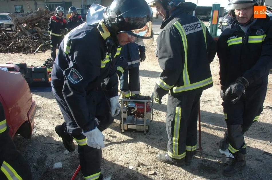 Foto 10 - Los bomberos de Vitigudino realizan pr&aacute;cticas de rescate en veh&iacute;culos  