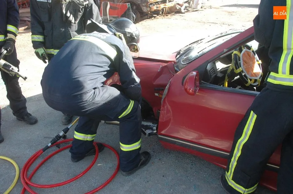 Foto 9 - Los bomberos de Vitigudino realizan pr&aacute;cticas de rescate en veh&iacute;culos  