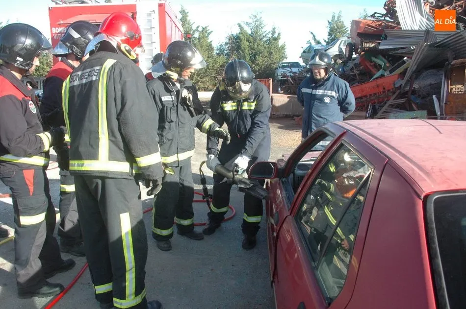 Foto 8 - Los bomberos de Vitigudino realizan pr&aacute;cticas de rescate en veh&iacute;culos  