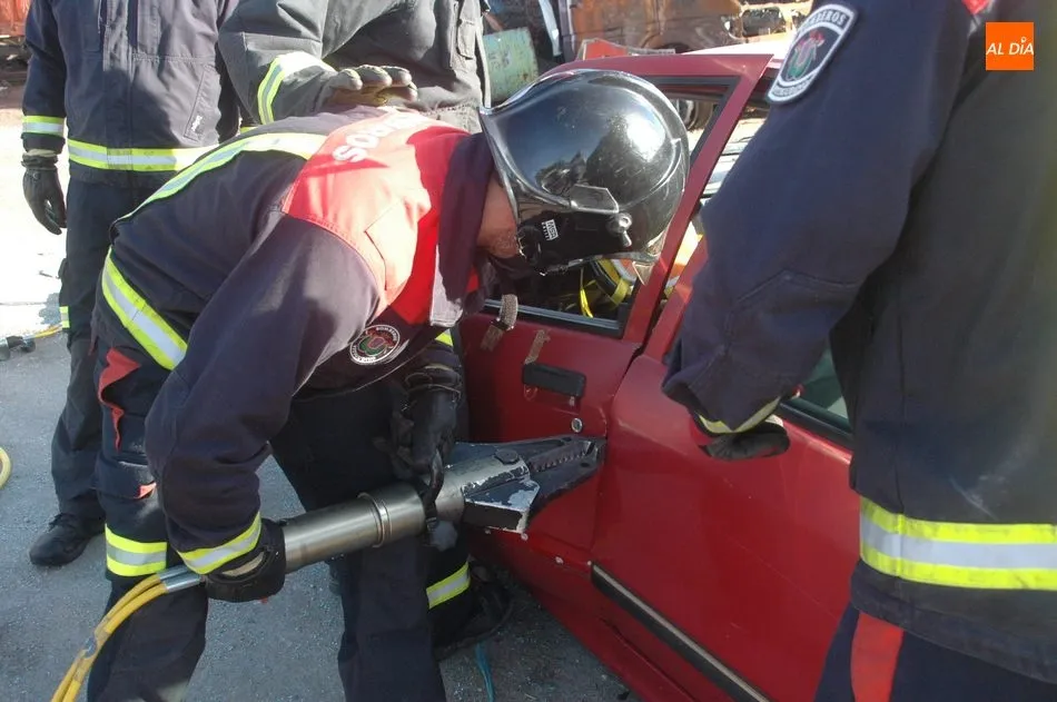 Foto 7 - Los bomberos de Vitigudino realizan pr&aacute;cticas de rescate en veh&iacute;culos  
