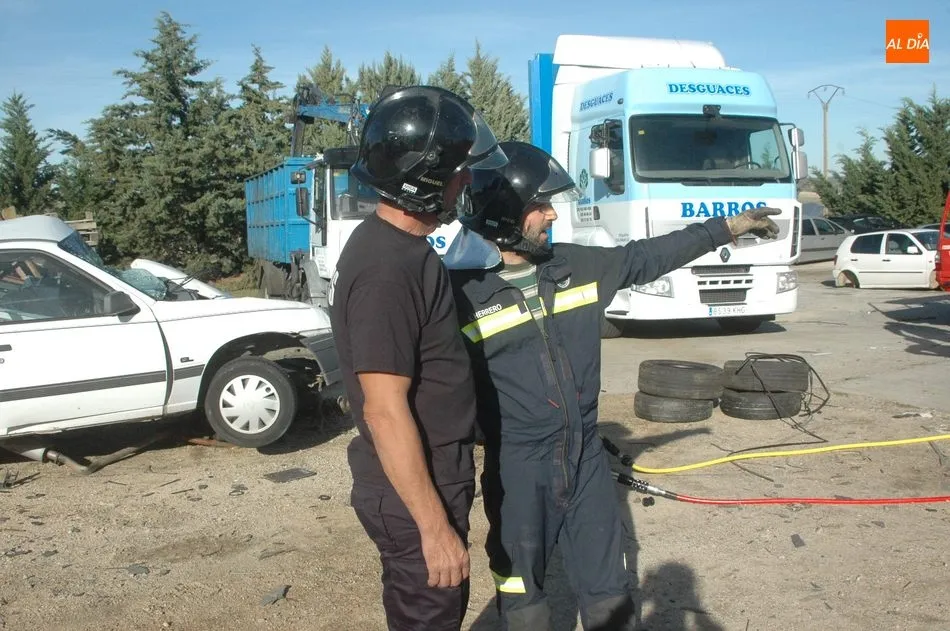 Foto 6 - Los bomberos de Vitigudino realizan pr&aacute;cticas de rescate en veh&iacute;culos  
