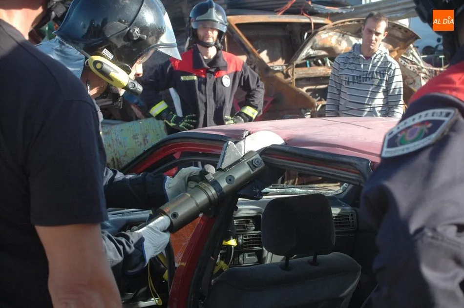 Foto 5 - Los bomberos de Vitigudino realizan pr&aacute;cticas de rescate en veh&iacute;culos  