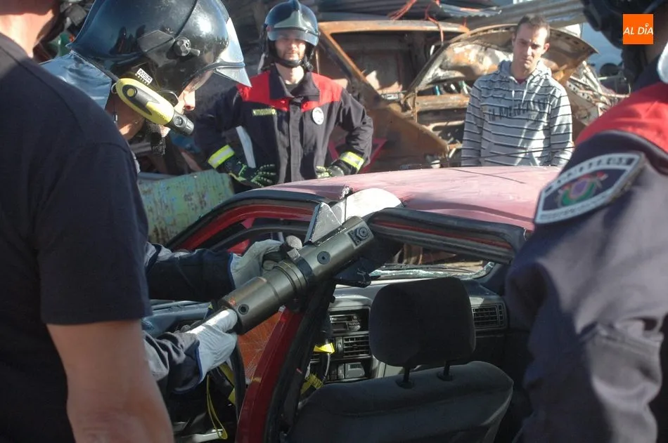 Foto 4 - Los bomberos de Vitigudino realizan pr&aacute;cticas de rescate en veh&iacute;culos  