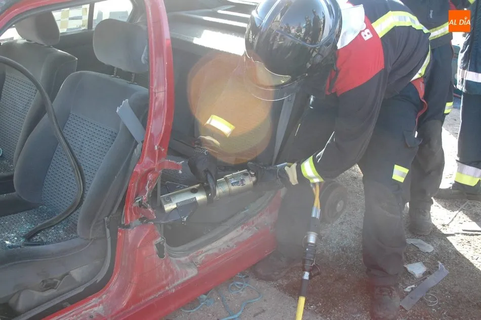 Foto 3 - Los bomberos de Vitigudino realizan pr&aacute;cticas de rescate en veh&iacute;culos  