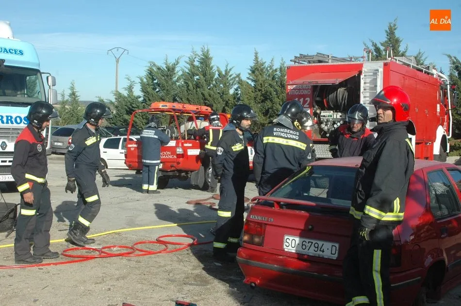 Foto 2 - Los bomberos de Vitigudino realizan pr&aacute;cticas de rescate en veh&iacute;culos  