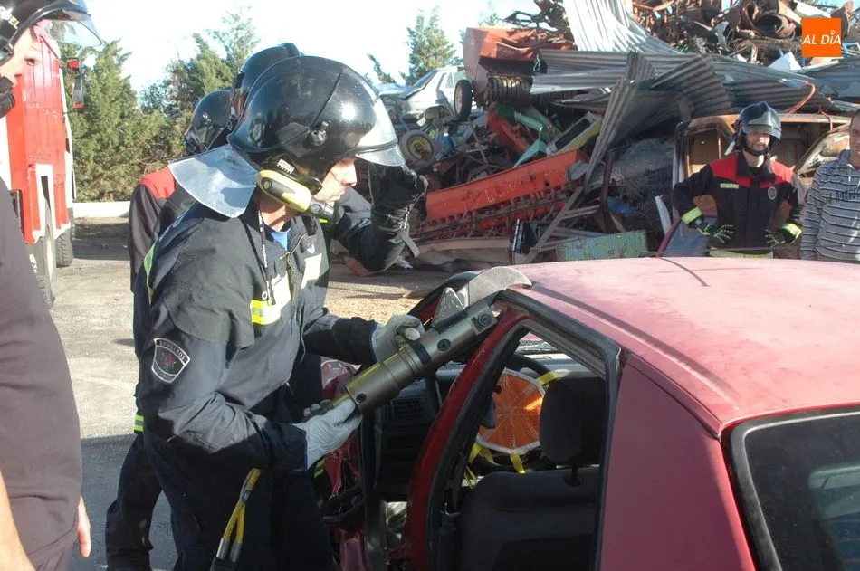 Los bomberos de Vitigudino realizan prácticas de rescate en vehículos  
