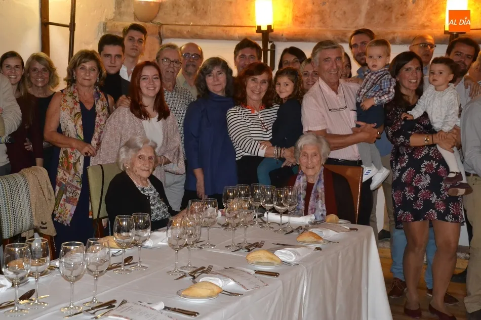 La cumpleañera aparece sentada a la derecha con su hermana a la izquierda