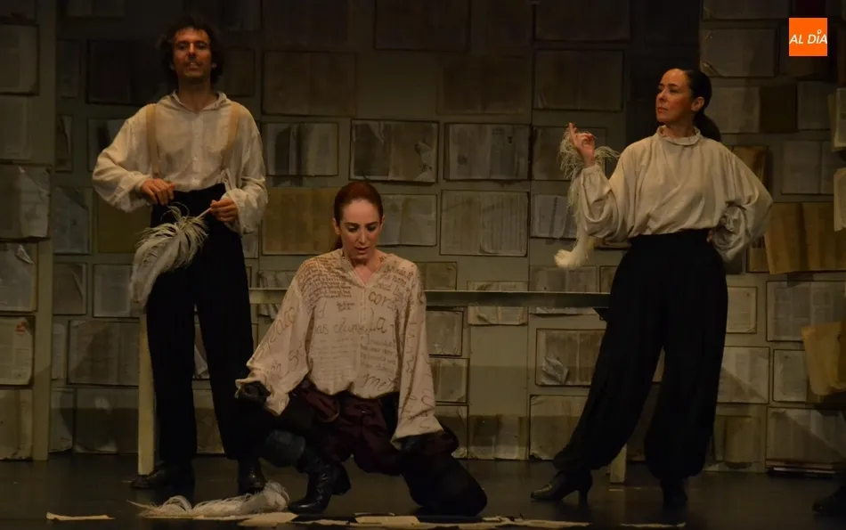 Foto 10 - La agitada vida por Europa del Orlando de Virginia Woolf conquista al p&uacute;blico mirobrigense  