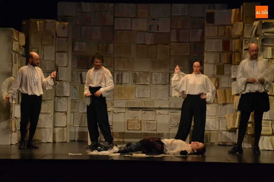 Foto 11 - La agitada vida por Europa del Orlando de Virginia Woolf conquista al p&uacute;blico mirobrigense  