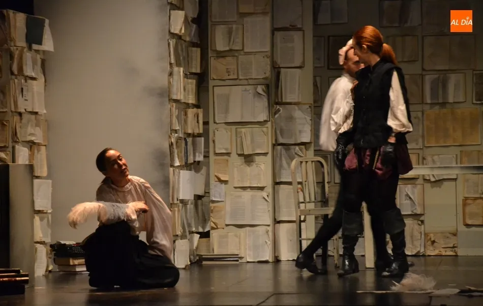 Foto 3 - La agitada vida por Europa del Orlando de Virginia Woolf conquista al p&uacute;blico mirobrigense  