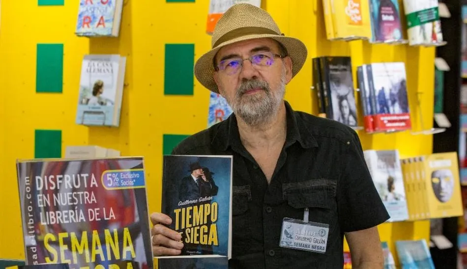 Guillermo Galván en uno de sus actos de promoción literaria