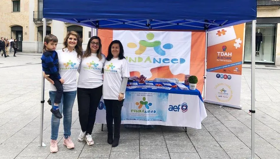 Voluntarias de Fundaned en la plaza del Liceo