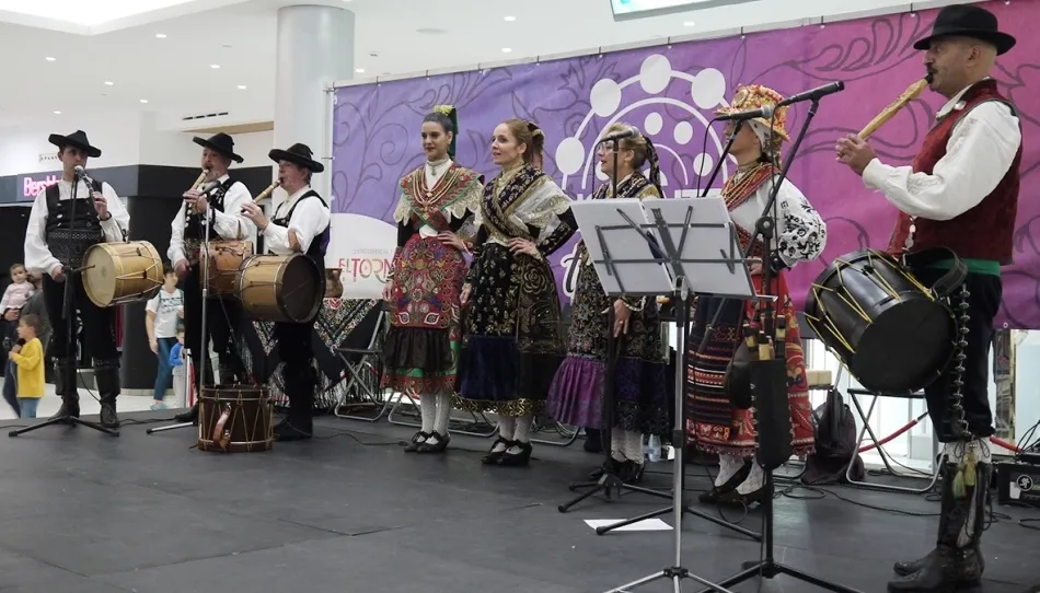 Actuación del grupo Arraigo en el centro comercial El Tormes