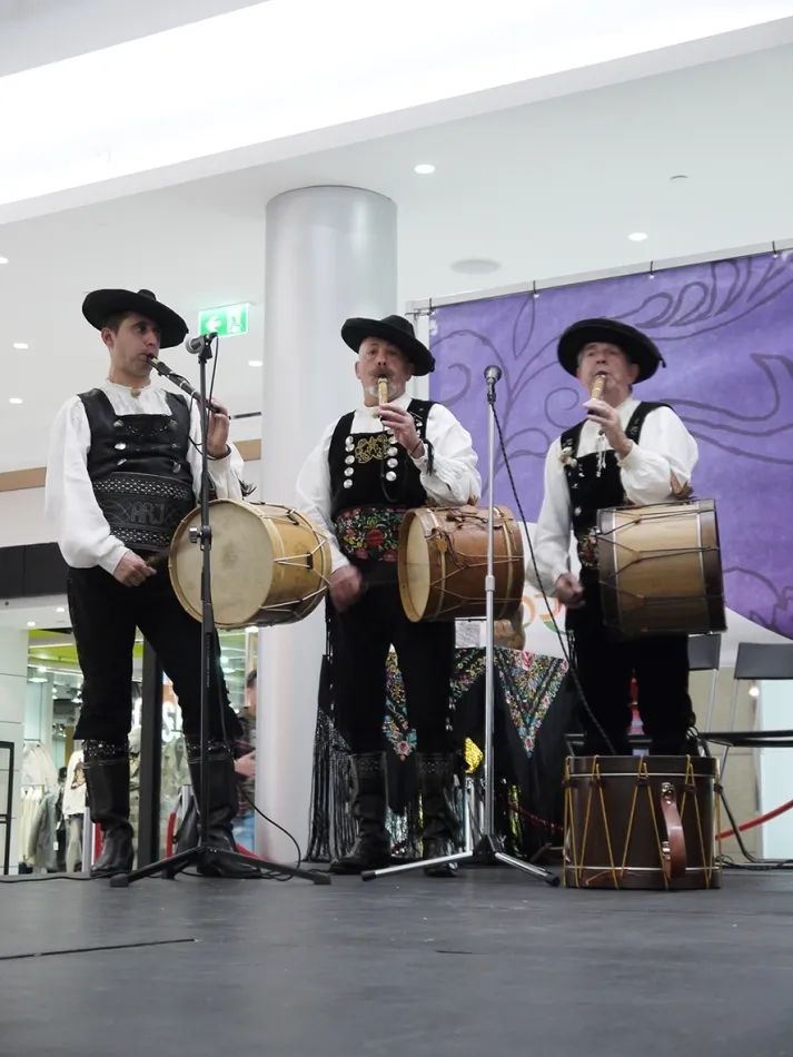 Foto 5 - El grupo Arraigo clausura los Encuentros con la Tradici&oacute;n