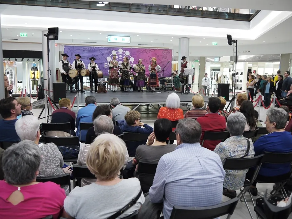 Foto 4 - El grupo Arraigo clausura los Encuentros con la Tradici&oacute;n