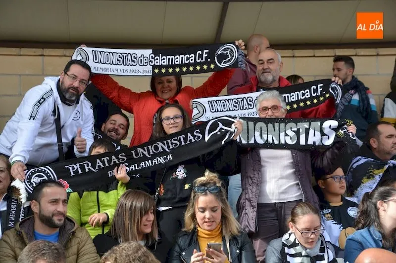 Aficionados de Unionistas durante el partido ante el Arenas / Lydia González