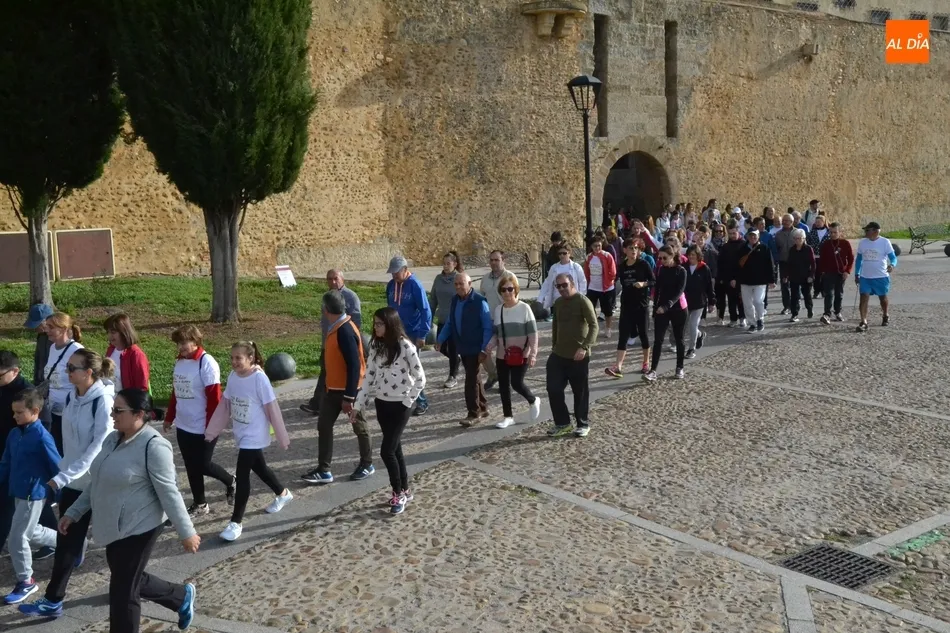 Unas 300 personas disfrutan de una agradable mañana de paseo de la mano de Asprodes  