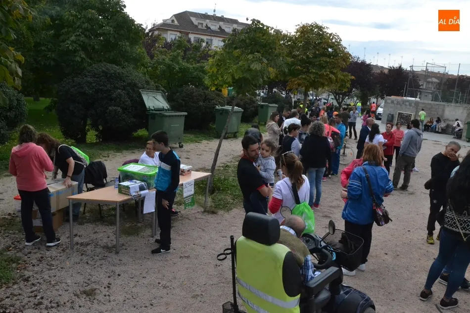 Foto 7 - Unas 300 personas disfrutan de una agradable ma&ntilde;ana de paseo de la mano de Asprodes  