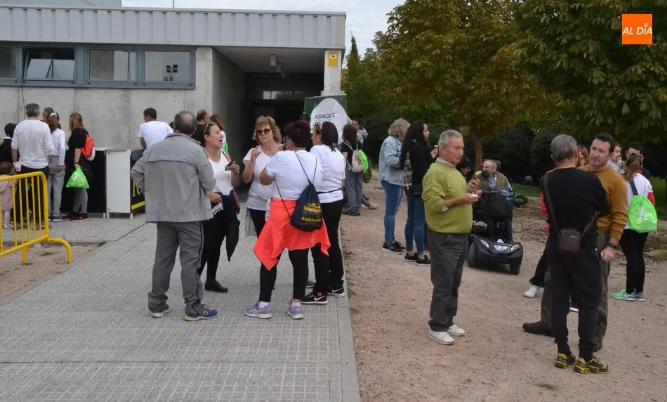Foto 2 - Unas 300 personas disfrutan de una agradable ma&ntilde;ana de paseo de la mano de Asprodes  