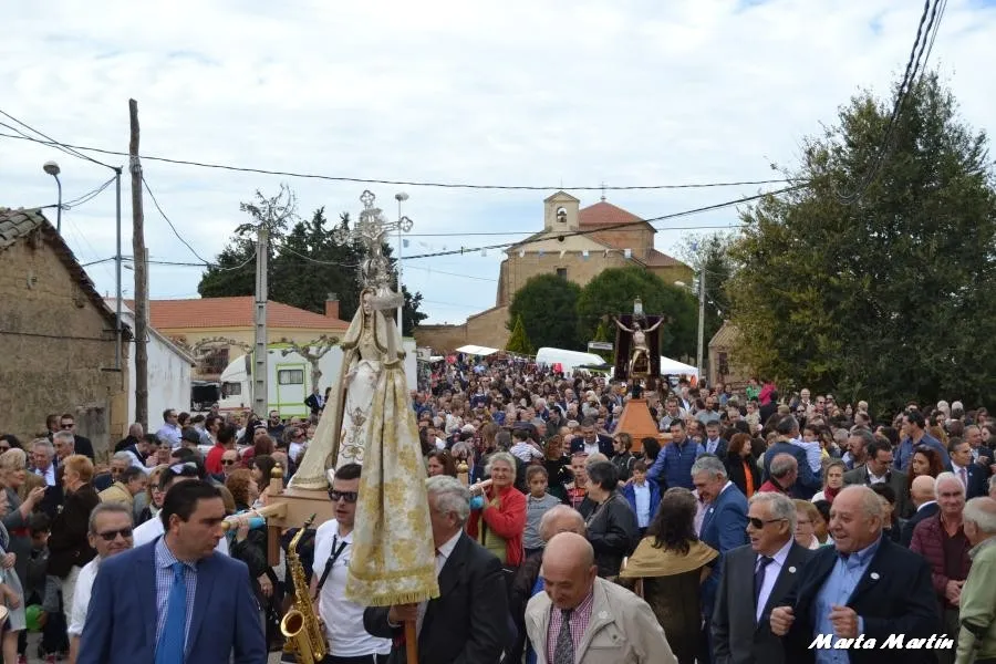 La procesión avanza por las calles del pueblo