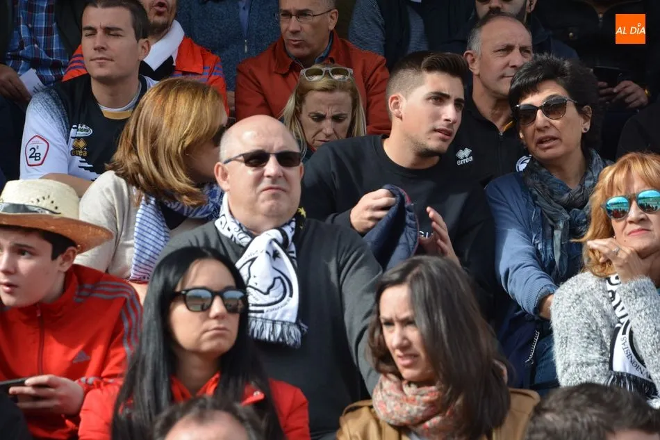 Foto 10 - La afici&oacute;n de Unionistas respondi&oacute; en masa a la llamada del equipo&nbsp;