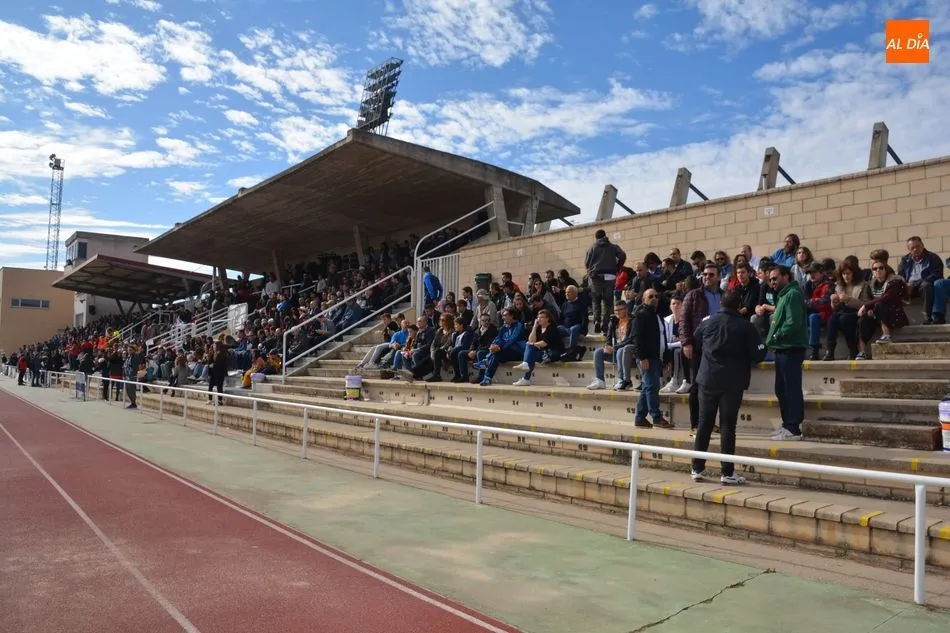 Foto 3 - La afici&oacute;n de Unionistas respondi&oacute; en masa a la llamada del equipo&nbsp;