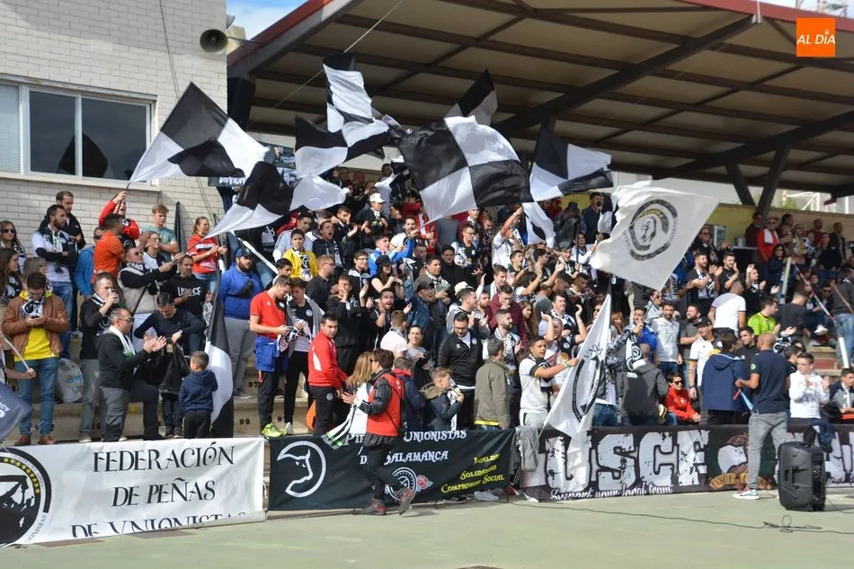 Foto 2 - La afici&oacute;n de Unionistas respondi&oacute; en masa a la llamada del equipo&nbsp;