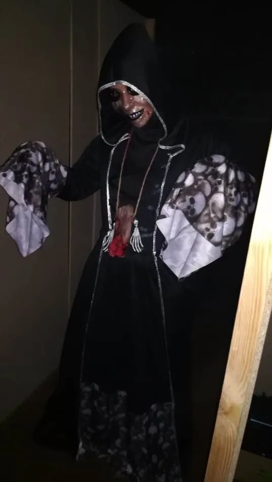 Foto 5 - M&aacute;s de 300 personas hacen cola para visitar la Casa del Terror en Pelabravo