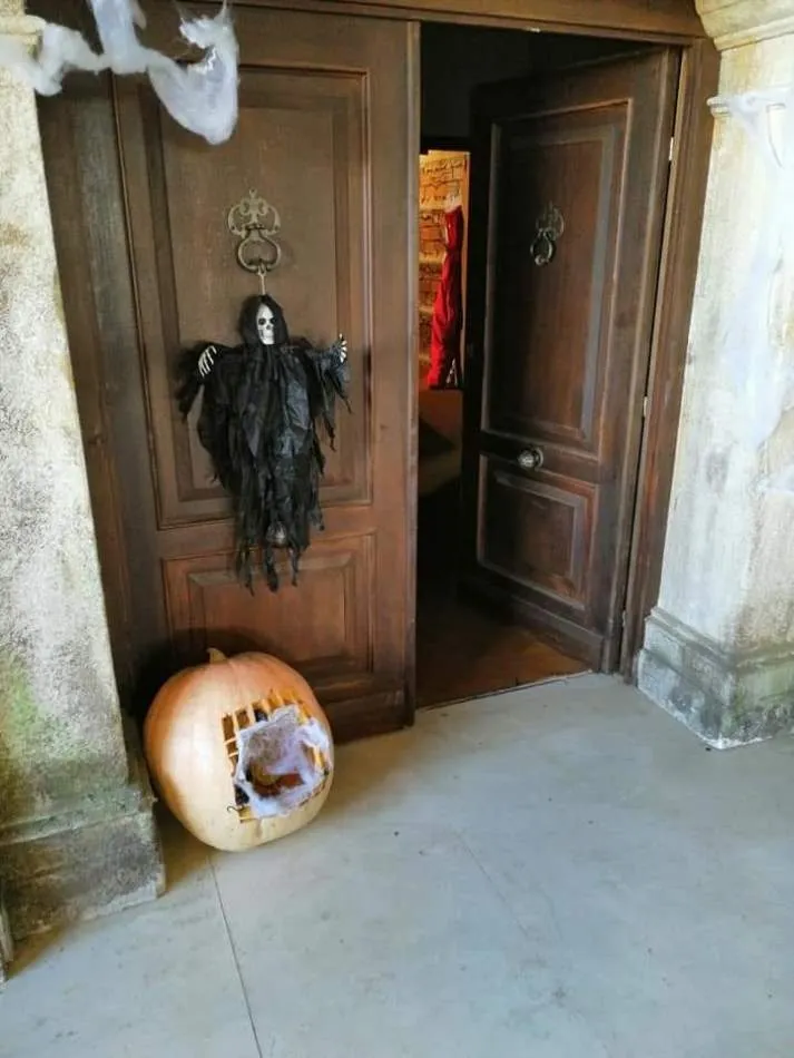 Foto 4 - M&aacute;s de 300 personas hacen cola para visitar la Casa del Terror en Pelabravo