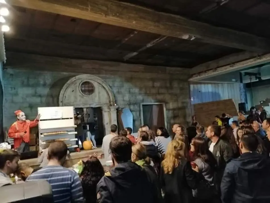 Foto 2 - M&aacute;s de 300 personas hacen cola para visitar la Casa del Terror en Pelabravo