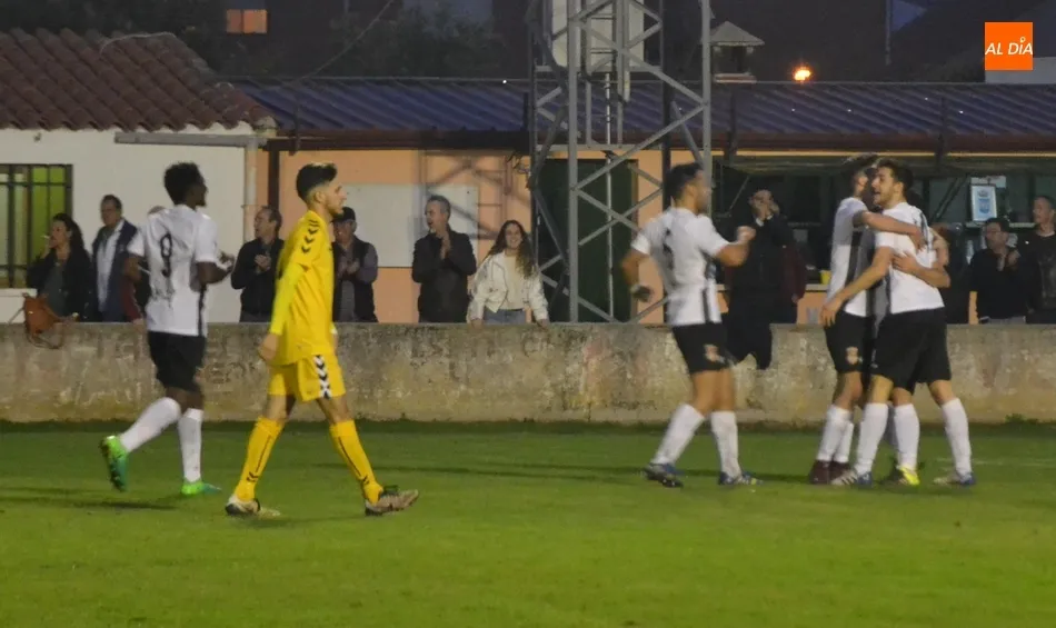 Foto 6 - &Eacute;pica victoria del Ciudad Rodrigo por 5-3 tras ir perdiendo 1-3 a los 19 minutos  