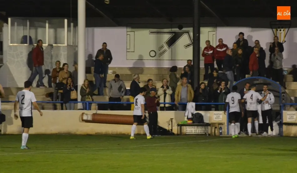 Foto 3 - &Eacute;pica victoria del Ciudad Rodrigo por 5-3 tras ir perdiendo 1-3 a los 19 minutos  