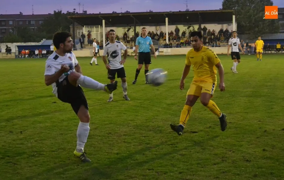 Foto 10 - &Eacute;pica victoria del Ciudad Rodrigo por 5-3 tras ir perdiendo 1-3 a los 19 minutos  
