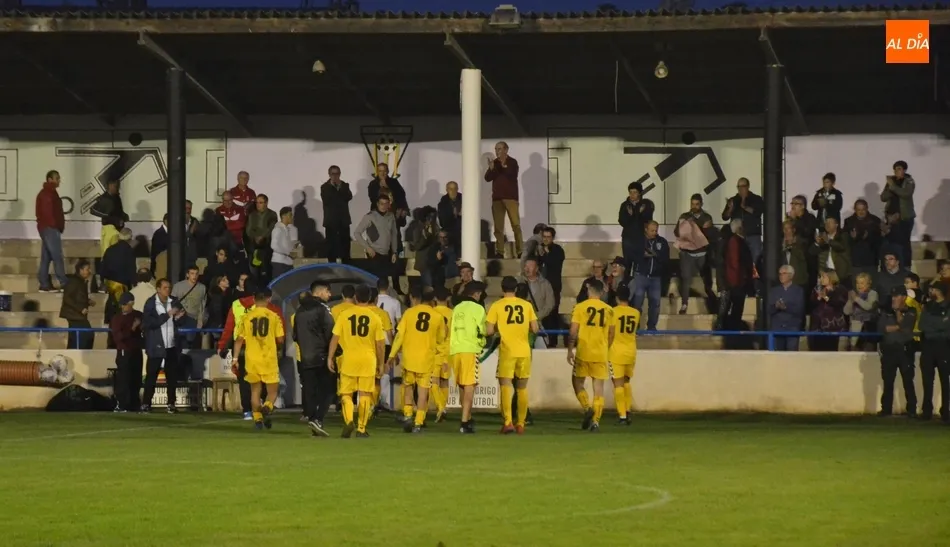 Foto 2 - &Eacute;pica victoria del Ciudad Rodrigo por 5-3 tras ir perdiendo 1-3 a los 19 minutos  