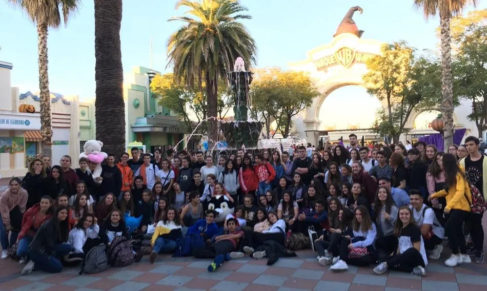 Foto 5 - Unos 125 j&oacute;venes mirobrigenses anticipan Halloween en el Parque Warner de Madrid  