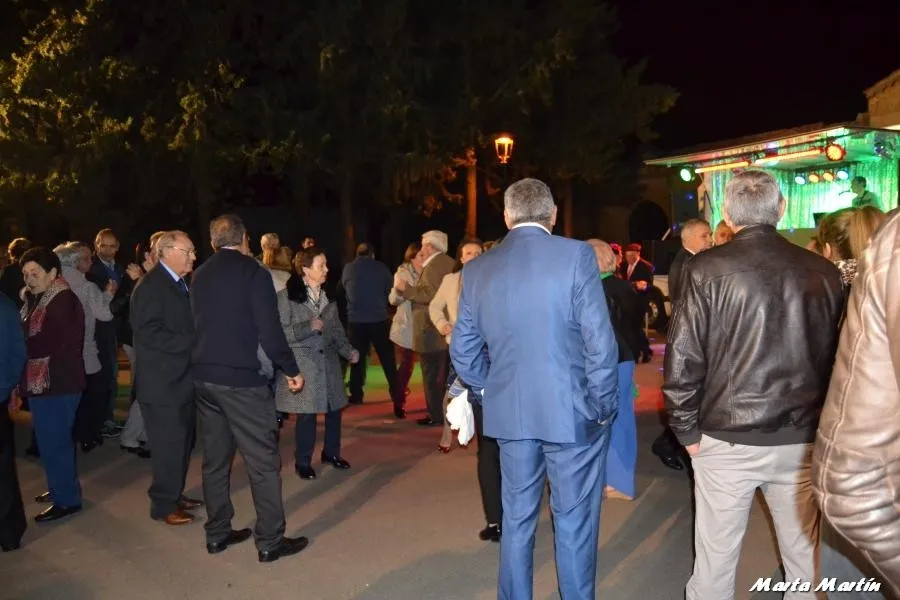 La explanada de la ermita acogió los bailes