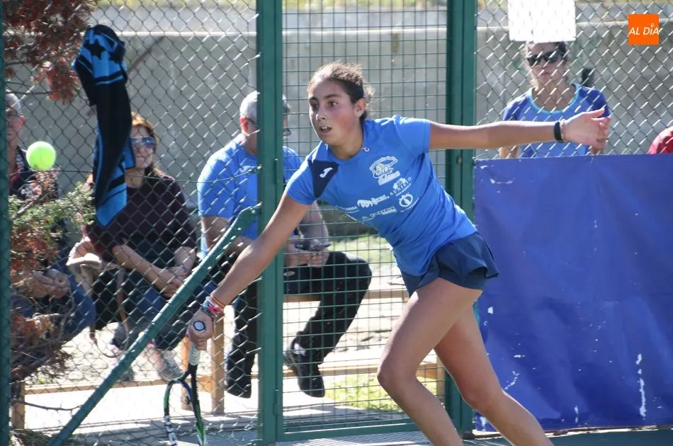 Foto 6 - EL Club de Tenis Alba de Tormes femenino salva su primer &ldquo;match ball&rdquo;