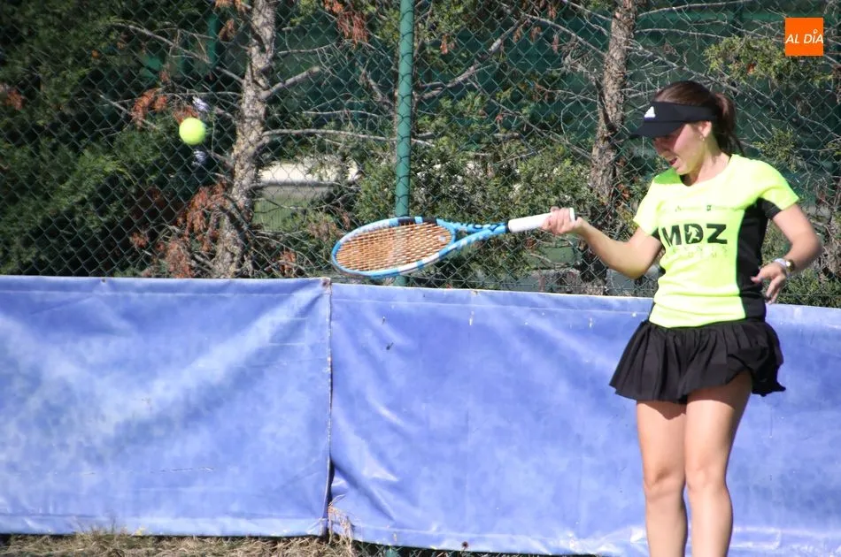 Foto 5 - EL Club de Tenis Alba de Tormes femenino salva su primer &ldquo;match ball&rdquo;