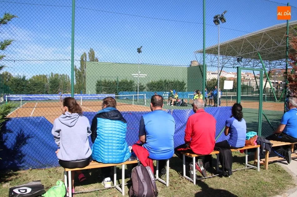Foto 4 - EL Club de Tenis Alba de Tormes femenino salva su primer &ldquo;match ball&rdquo;