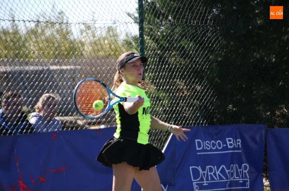 Foto 3 - EL Club de Tenis Alba de Tormes femenino salva su primer &ldquo;match ball&rdquo;