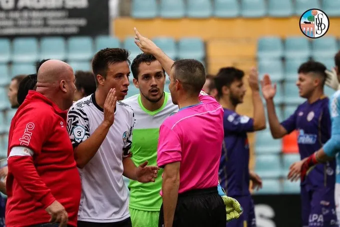 Jugadores del Salamanca B protestan al árbitro durante un encuentro / Salamanca UDS
